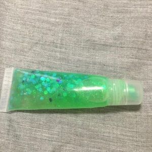 green lipgloss